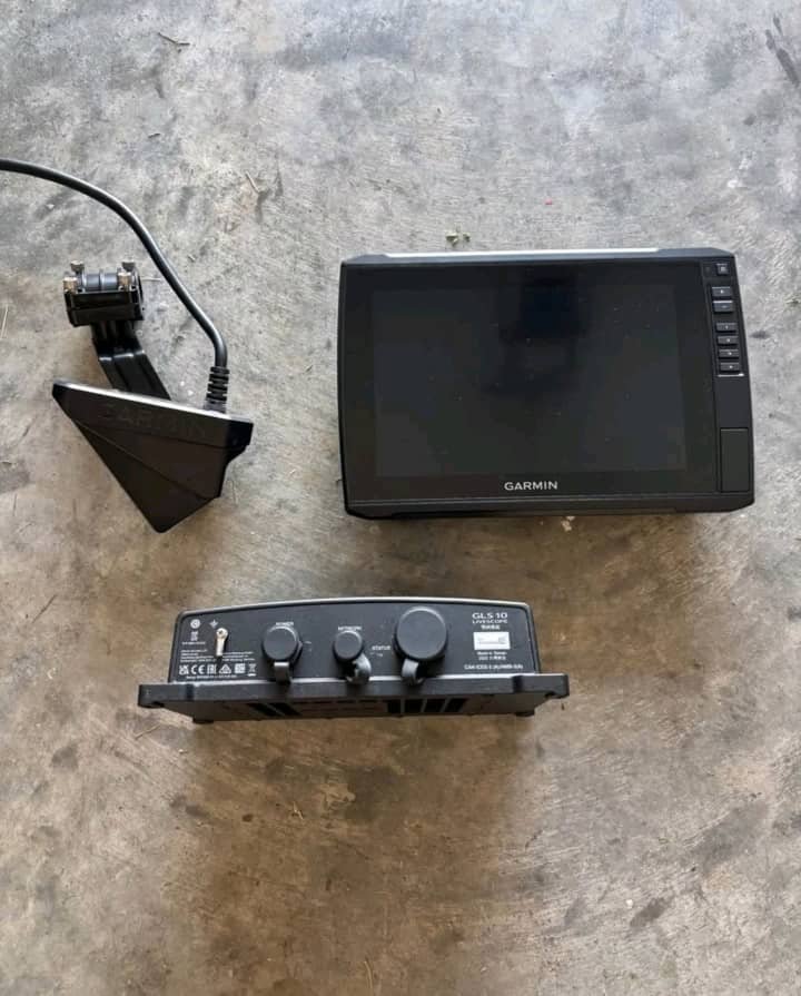 Used Garmin ECHOMAP Ultra 106sv and LiveScope Plus LVS32 Bundle
